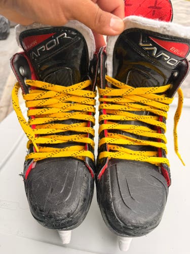 Black Bauer Vapor X Hockey Skates Regular Width Size 4.5 (Used)