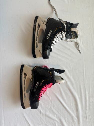 Black Bauer Supreme 2S Hockey Skates Regular Width 5