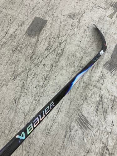 Intermediate Bauer Vapor Flylite Hockey Stick Right Handed P92 65 Flex (Used)