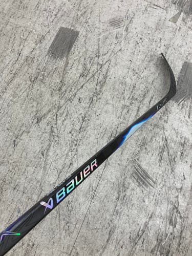 Intermediate Bauer Vapor Flylite Hockey Stick Right Handed P92 65 Flex (Used)