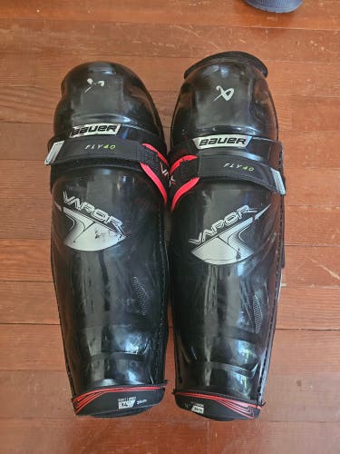 Intermediate Bauer Vapor Fly40 14" Shin Pads (Used)