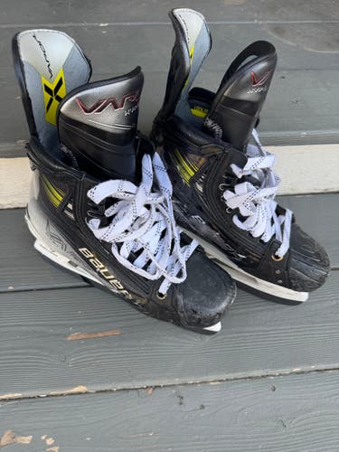 Bauer Vapor Hyperlite 2 Hockey Skates Size 6 (Used)