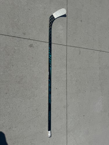 Senior Bauer Pulse Right Handed Hockey Stick P28 65 Flex (Used)