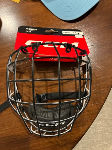 Medium CCM FM580 Full Cage (Used) Black/White