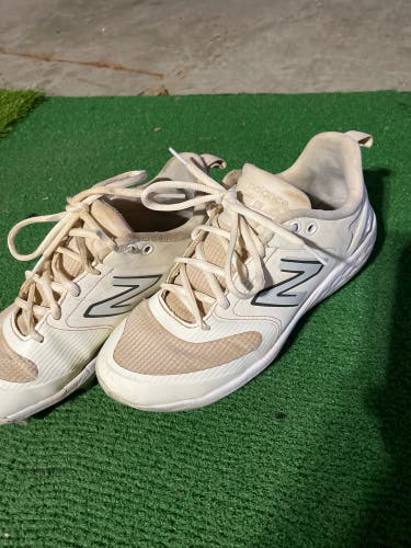 White Women's Size M 7.0 (W 8.0) New Balance Low Top Molded Cleats (Used)