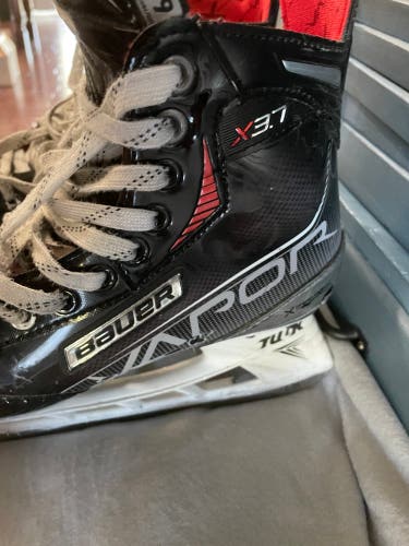 Black 2021 Bauer Vapor 3X Pro Hockey Skates Regular Width 6.5 (Used)
