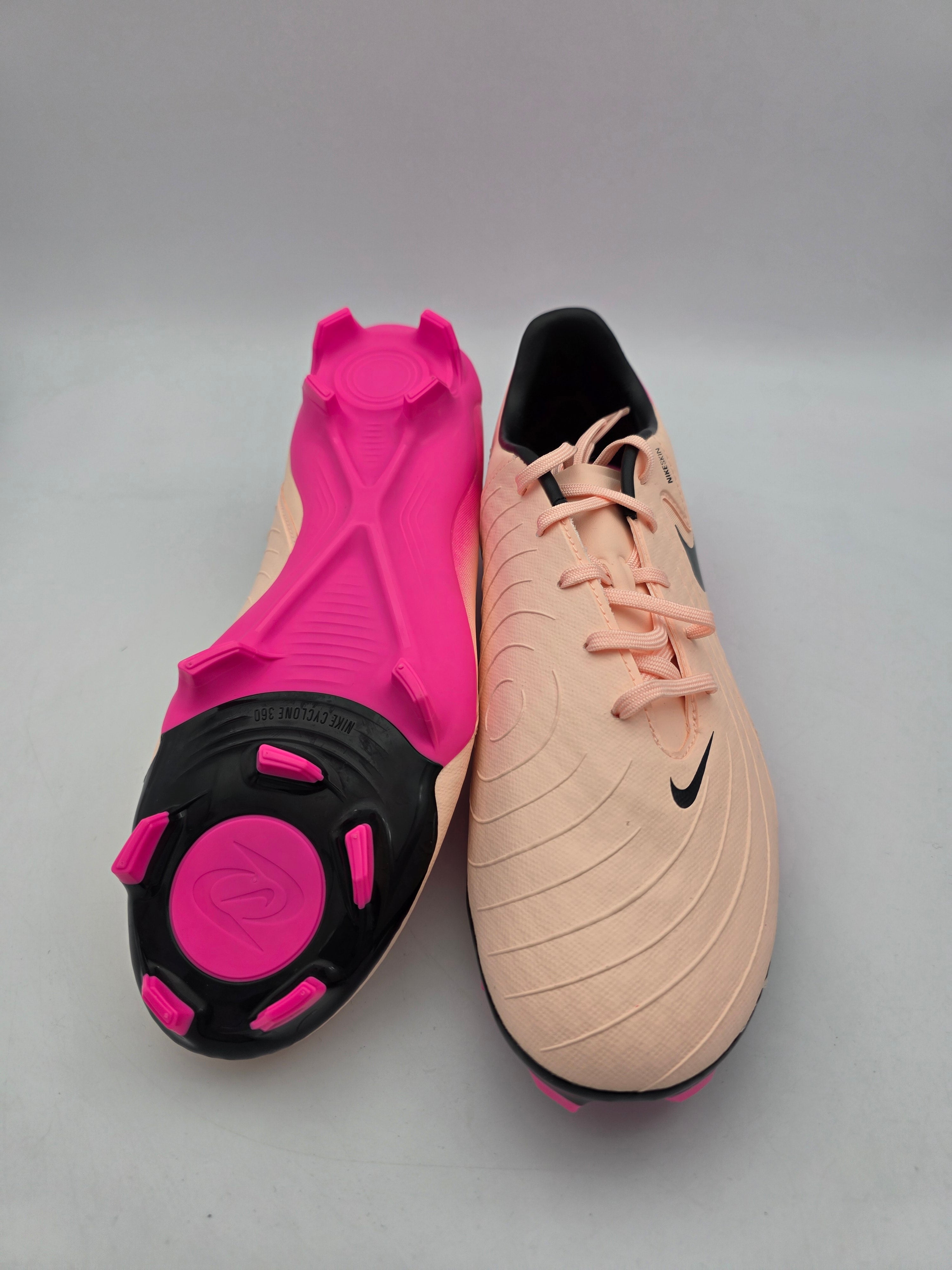 Nike Phantom GX 2 Academy FG MG Men display picture 2