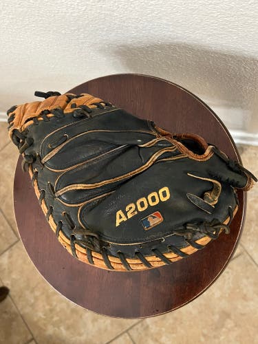 Wilson A2000 1790 RH Catcher's Glove 34" (Used)