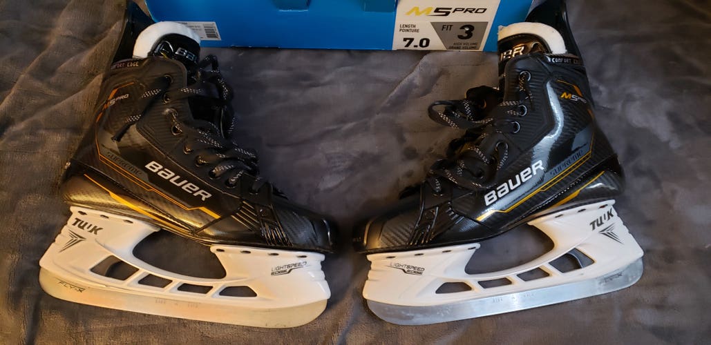 Black 2025 Bauer Supreme M5 Pro Hockey Skates Wide Width 7 (Used)