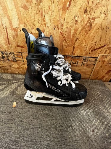 Black 2023 Bauer Vapor Hyperlite 2 Hockey Skates Regular Width Pro Stock 7 (Used)