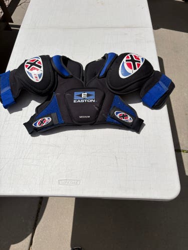 Hockey shoulder pads : Medium Junior Easton Shoulder Pads (Used)