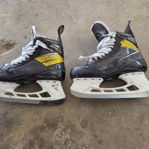 Bauer Ultrasonic Hockey Skates Regular Width Pro Stock (Used)