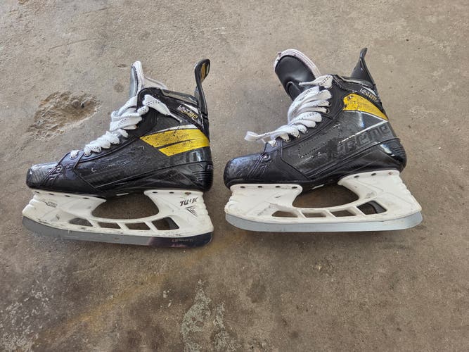 Bauer Ultrasonic Hockey Skates Regular Width Pro Stock (Used)