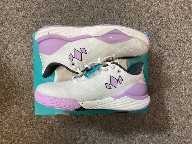 Diadem Court Burst (White/Purple) Womens Size 8.5