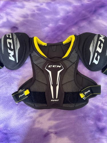 Small Junior CCM Tacks 9550 Shoulder Pads (Used)