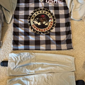 Muskegon Lumberjacks USHL Gray( Grey ) X- Large Adult Unisex Jersey (New) with hockey socks!