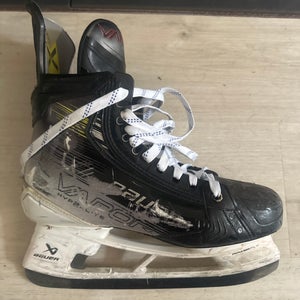 Silver 2023 Bauer Vapor Hyperlite 2 Hockey Skates Wide Width 10 (Used)