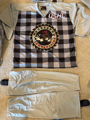Muskegon Lumberjacks USHL Gray( Grey ) X- Large Adult Unisex Jersey (New) with hockey socks!
