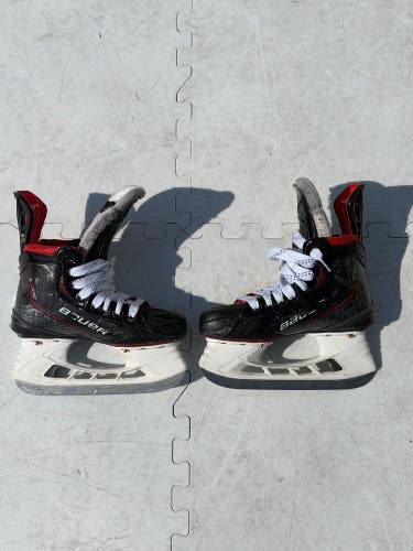 2021 Bauer Vapor 3X Pro Hockey Skates Regular Width Size 1.5 (Used)