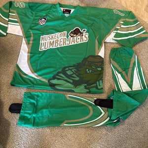 Muskegon Lumberjacks USHL Green Large Adult Unisex Jersey (New) with matching 28 inch hockey socks!