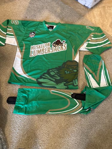 Muskegon Lumberjacks USHL Green Large Adult Unisex Jersey (New) with matching 28 inch hockey socks!