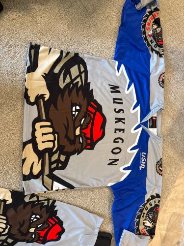 Awesome Muskegon Lumberjacks USHL Gray / Blue Large Adult Unisex Jersey (New) with hockey socks