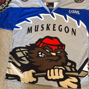 Awesome Muskegon Lumberjacks USHL Gray / Blue X-Large Adult Unisex Jersey (New) with graphics on bac