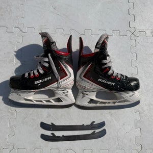 2025 Bauer Vapor Fly30 Hockey Skates Regular Width Size 1 (Used)