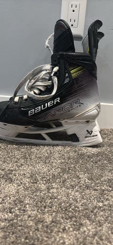 2023 Bauer Vapor Hyperlite 2 Hockey Skates Regular Width 6 (Used)