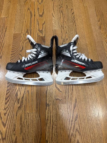 Black 2022 Bauer Vapor X3 Hockey Skates Regular Width Size 5.5 (Used)