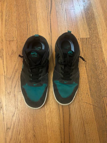 Nike Men’s SB Alleyoop Skateboarding Sneakers Size 12 Men’s Shoes Used Condition