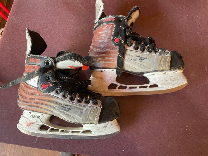 2005 Bauer Vapor XXX Hockey Skates Extra Wide Width Size 4 (Used)