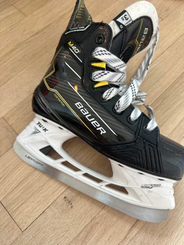 Black/White Bauer Supreme M40 Hockey Skates Regular Width Size 3.5 (Used)