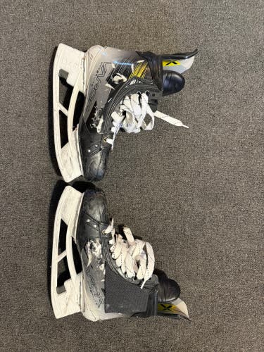 2023 Bauer Vapor Hyperlite 2 Hockey Skates Wide Width 10.5 (Used)