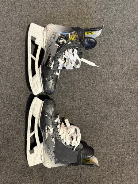 2023 Bauer Vapor Hyperlite 2 Hockey Skates Wide Width 10.5 (Used)