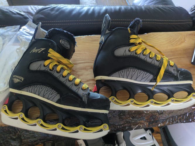 Black Mission Amp 7 Hockey Skates Regular Width 7 (Used)