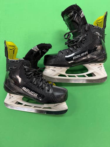 Intermediate Bauer Supreme Ignite Pro+ Hockey Skates Size 5 (Used)