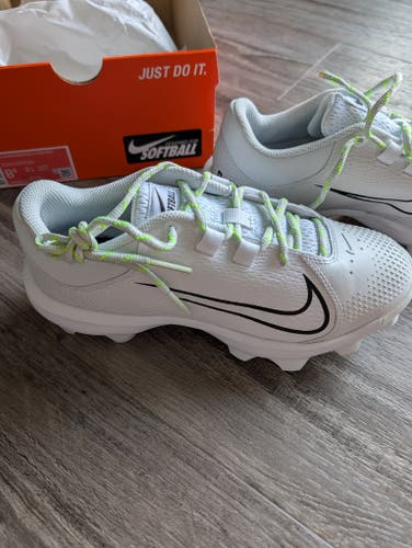 White Women's Size M 7.5 (W 8.5) Nike Low Top Molded Cleats (New)