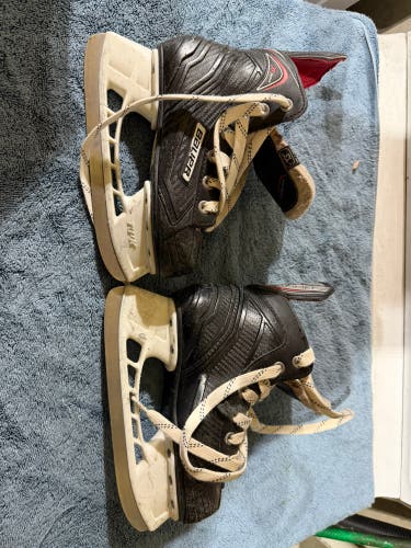 2017 Bauer Vapor X300 Hockey Skates Regular Width 13 (Used)
