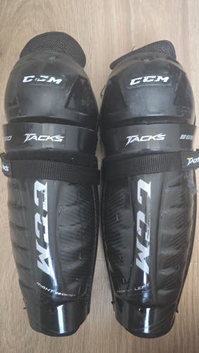 Junior CCM Tacks 9550 11" Shin Pads (Used)