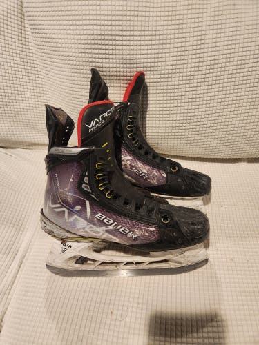 2021 Bauer Vapor Hyperlite Hockey Skates Size 5.5 (Used)