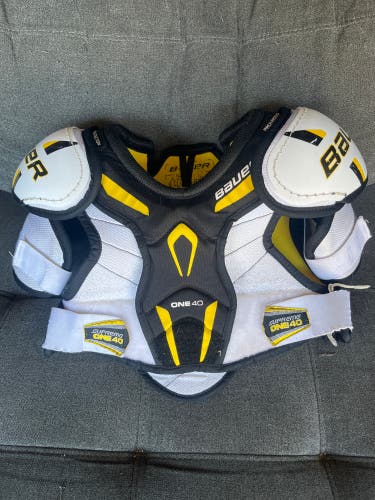 Medium Junior Bauer Supreme One 40 Shoulder Pads (Used)