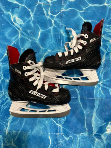 Youth Bauer NS Hockey Skates Regular Width 10 (Used)