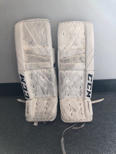 28"+1 Junior CCM Extreme Flex E5.5 Goalie Leg Pads (Used)