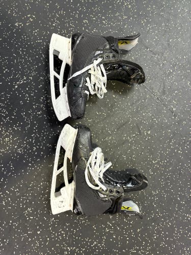 2023 Bauer Vapor Hyperlite 2 Hockey Skates Regular Width Pro Stock 8.5 (Used)