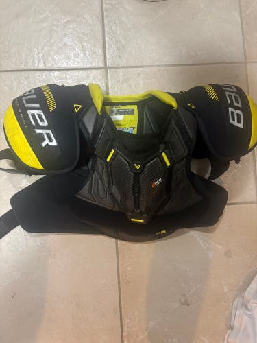 Men's Small Junior Bauer Supreme Mach Shoulder Pads (Used)
