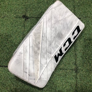 Junior CCM Extreme Flex 5.5 Goalie Blocker Regular (Used)