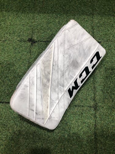 Junior CCM Extreme Flex 5.5 Goalie Blocker Regular (Used)