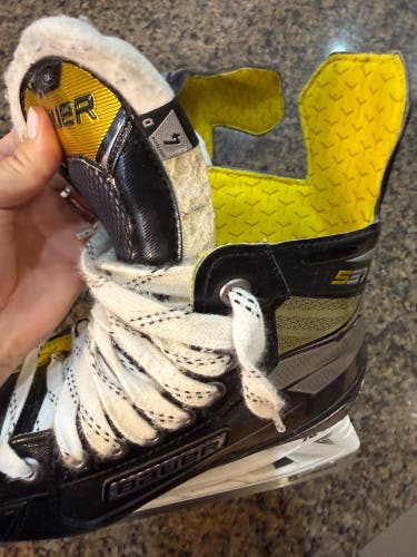 2020 Bauer Supreme S37 Hockey Skates Regular Width Size 4 (Used)