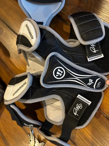 Medium Youth Warrior Rabil Next Shoulder Pads (Used)